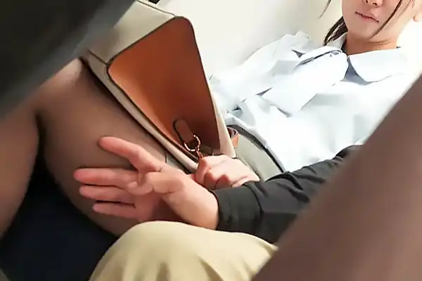 満員電車で居眠りしてる美人OLを発見–痴漢してパンスト美脚を撫でまわす