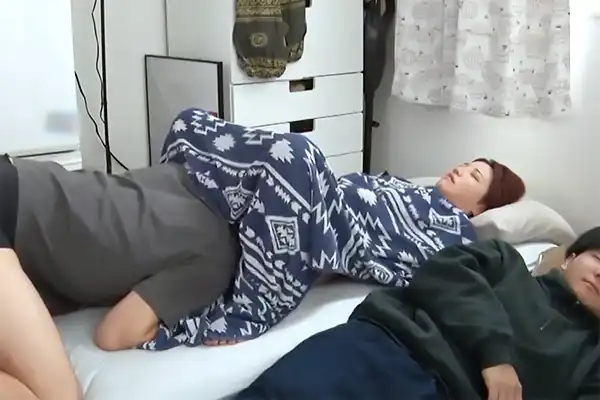 狭い部屋での宅飲み後に雑魚寝した朝。親友の彼女を夜這いしてNTRクンニする Post155