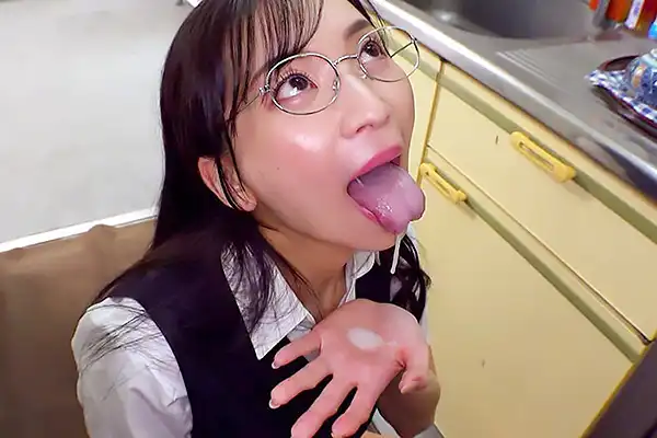 オフィスでは堅物なのに…メガネ女子が給湯室で密かにフェラ抜き！ 鈴木真夕 Post155