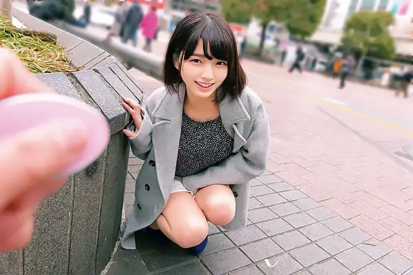 リモバイを股間に装着したまま野外を羞恥散歩。あまりの快感に耐えきれずまんこを濡らして絶頂