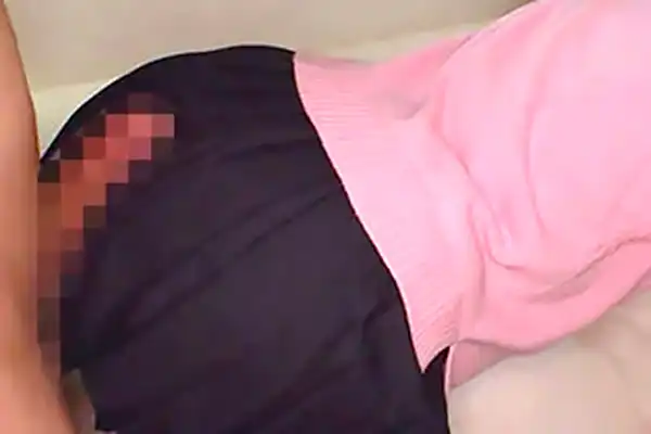 お尻を突き出す制服美少女！スカート越しにデカチンを擦り付けられる Post155