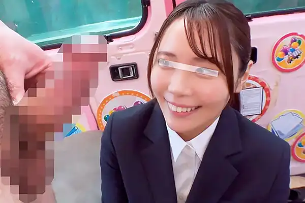 【マジックミラー号】リクルートスーツ姿の女子大生。デカチンを見せられて笑顔になってしまう