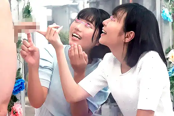 【マジックミラー号】女子大生2人が童貞男子を手コキ責め！そのままフェラしてもらうハーレム展開