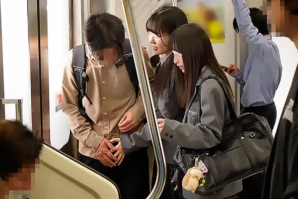 冬愛ことね 柏木こなつ 仲良しJKコンビが電車内で逆痴漢。フル勃起チンポにしゃぶりつきじゅぼフェラ