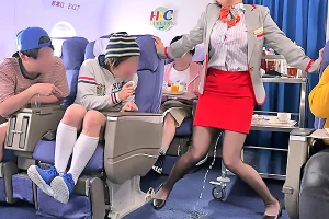 ママさんCAをリモバイ責め！エロガキのイタズラで潮吹きしてしまう 姫咲はな