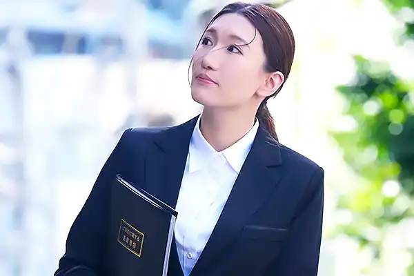 スーツの下は妖艶ランジェリー！人妻保険外交員がじゅぽフェラ奉仕 小谷舞花