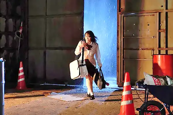 ずぶ濡れで夜の倉庫に逃げ込んだ爆乳JKが…追ってきた痴漢男に襲われてしまう！ 中山ふみか Post155