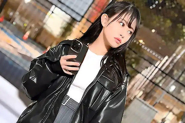 路上で出会った美女とホテルへ！手マンに酔いしれ淫らな音が止まらない 甘井くるみ