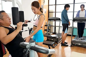 人妻インストラクターが中年おやじを誘惑する–トレーニング中にベロキスして勃起させる 宮下華奈