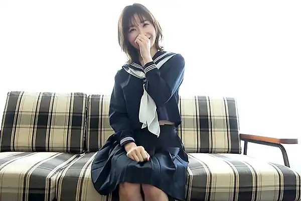 三十路人妻がセーラー服で誘惑！笑顔で男の乳首を舐めて悦ばせる 小春まり