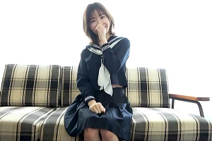 三十路人妻がセーラー服で誘惑！笑顔で男の乳首を舐めて悦ばせる 小春まり