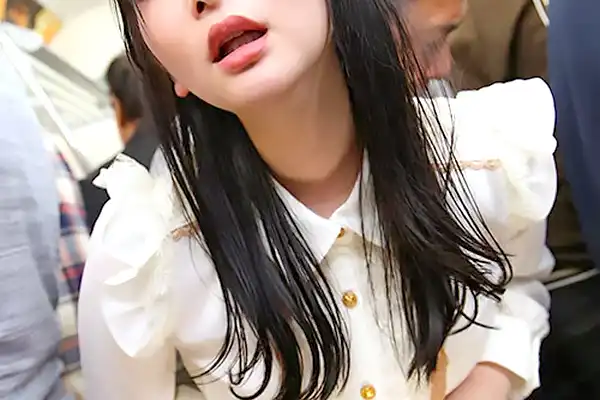 電車痴漢でクリをしつこく責められた美女から…トロトロの愛液が溢れ出す！