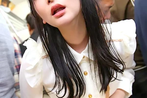 電車痴漢でクリをしつこく責められた美女から…トロトロの愛液が溢れ出す！