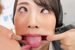 コールセンター美人をフリーズさせて…下品なアヘ顔のままベロキス責め！ 皆月ひかる