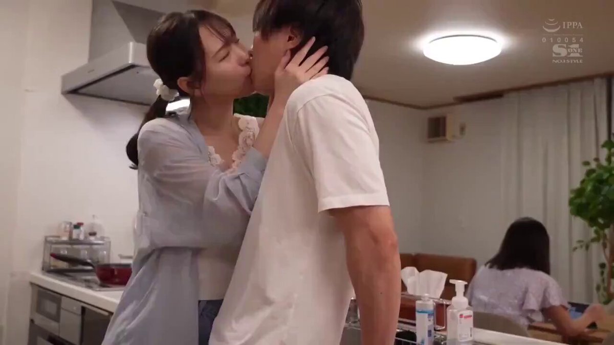 彼女の目を離すと即濃厚接吻。大胆お姉さんとこっそりベロキス性交 村上悠華