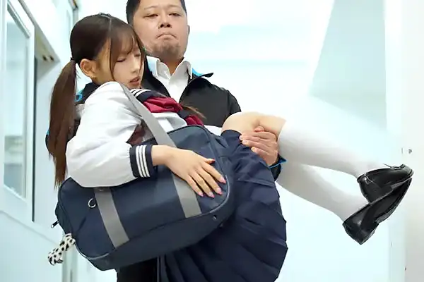 可愛い教え子を眠らせてヤリたい放題！JKの巨乳を舐めまくる 美城るる