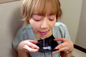 精子の匂いに取り憑かれたOLが暴走！バキュームフェラで根こそぎ搾り取る 浜崎真緒