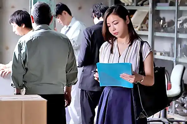 地方の工場へ出張中の人妻上司–宿舎を盗撮していた従業員に電車痴漢されてしまう 吉澤友貴 Post155