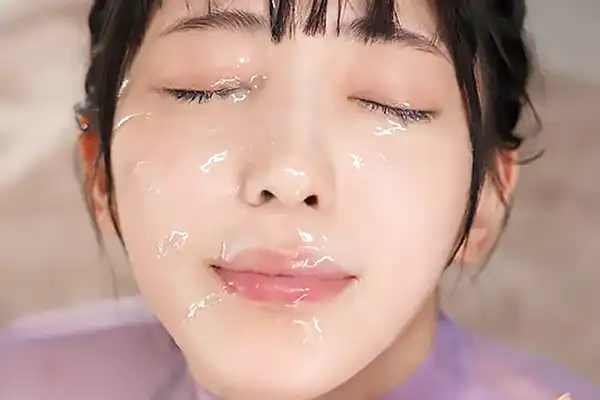 グラビアで活躍する元子役タレント。巨乳にデカマラを擦り付けてザーメンを一撃顔射する 紫堂るい