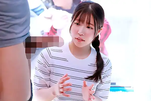 【マジックミラー号】外で待つパパと子供を気にしつつ…美人妻がデカマラに視線を奪われる！ Post155