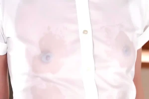 濡れたシャツから卑猥な乳首が透けて見える…五十路人妻が笑顔で手コキご奉仕する 麻樹由紀絵