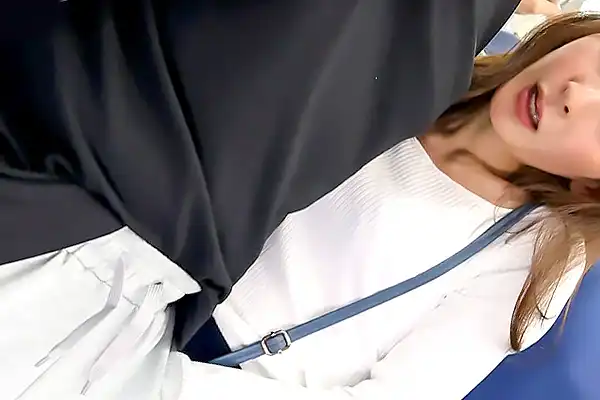 綺麗なお姉さんが電車で逆痴漢を仕掛ける！ズボンのポケットに手を突っ込んで肉棒をシゴく
