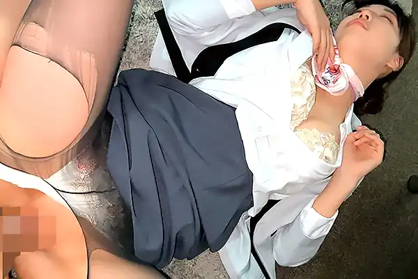 CAが着替える更衣室に侵入して…上品なお姉さんを昏睡レイプして中出し！