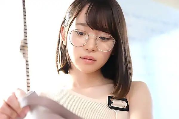 メガネを外すとほぼ視力ゼロの美少女と…彼氏のフリしてNTRセックス！ 架乃ゆら