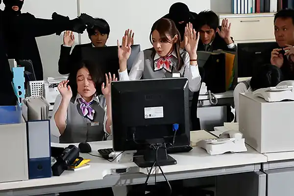 誰もが羨むボクの巨乳妻に理性を失った銀行強盗は一日中イラマ輪●し続けた。 都月るいさ