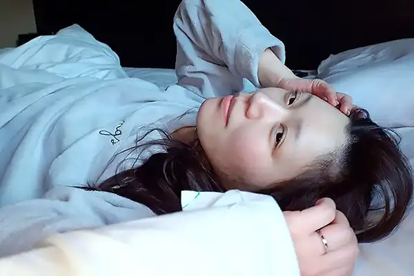 飲み会後にホテルに泊まってすっぴんの美人妻。同僚に朝からクンニされて悶える 戸川なみ Post155