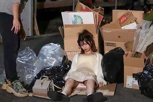 野良オトコに連れ去られた泥酔美女。勝手に脱がされクンニされてしまう 倉本すみれ