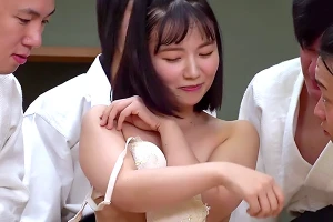 合宿中の柔道男子の視線が集中！唯一の女子が恥じらいながらヌード披露