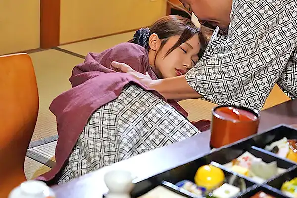 彼氏もちの部下に睡眠薬を盛って…無防備なワレメを上司がじっくり手マンする 長浜みつり Post155