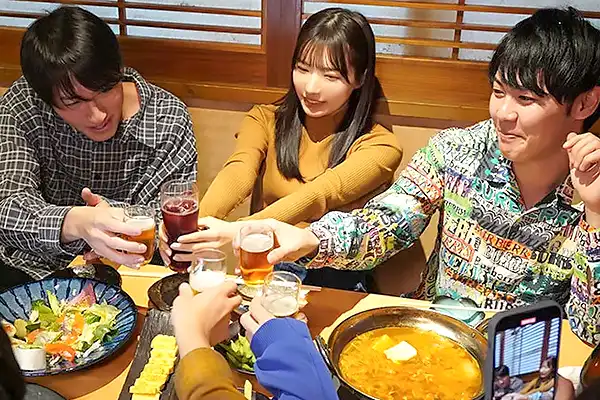 サークルの新歓コンパに参加した可愛い女子大生–酔わされて輪姦のターゲットにされてしまう 三浜唯