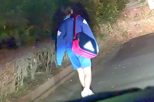 夜道を1人出歩いてるジャージ姿の美少女をストーキング–力ずくで車に押し込んで拉致する