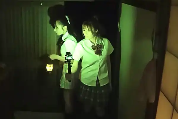 きもだめし中に聞こえてきた謎の声の正体は…手マンされる美女の喘ぎ声だった！
