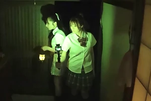 きもだめし中に聞こえてきた謎の声の正体は…手マンされる美女の喘ぎ声だった！