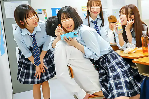 常に挿入を求めてくる制服美少女。スカートの中でこっそり挿れて快楽に震える
