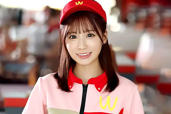 22万部突破の人気作をAVで実写化！彼氏もちの美少女がNTR堕ちする衝撃展開 未歩なな