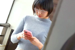 セキュリティ万全のマンションで油断しきった貧乳女子。業者の男が背後から襲いかかる