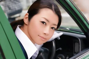 北条麻妃 タクシー運転手の美熟女が夜勤中に…整備士のデカマラをフェラしてカーセックス！