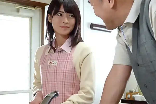 幼馴染とついに結ばれた美少女JK。彼氏の父親に押し倒されてパンティを剥ぎ取られる 東條なつ