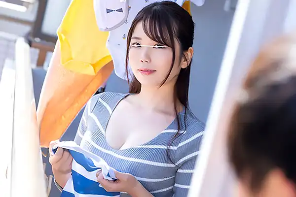ベランダでよく目が合うお隣のシングルマザーと…子供の留守中に中出しセックス！