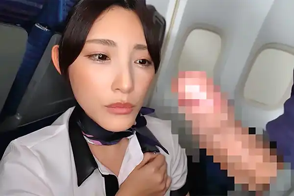 美人CAの目の前で乗客がいきなりデカチンを露出！一瞬で発情しメス顔でフェラしてしまう