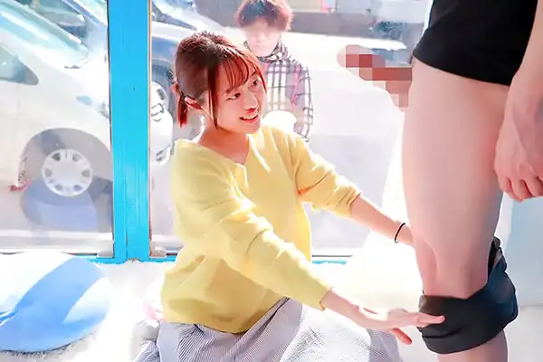 【マジックミラー号】デカチンを見た人妻が赤面！窓の外のパパと子供を気にしつつ手コキを始める Post155