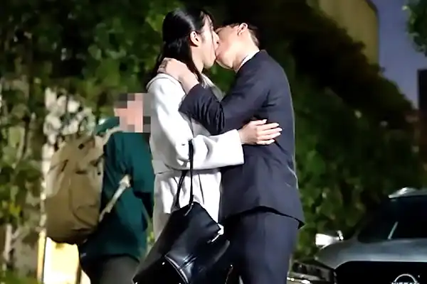  人妻上司と通行人が振り返るほど熱い路上ベロキス。そのままホテル直行し不倫セックス