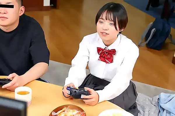 お姉ちゃんの彼氏に襲われた制服JK！足で股間をグリグリされて悶える