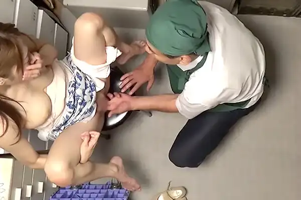 万引きした人妻が口止めの代償に…店長から手マンやクンニで凌辱される！ 加藤結衣