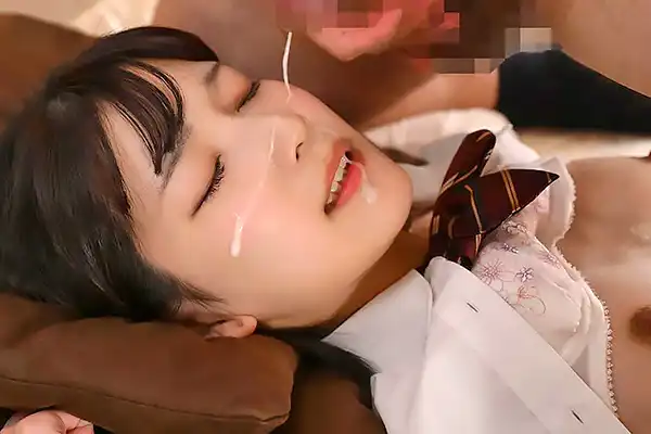 制服姿で初めておじさんと性交する。美少女が濃厚ザーメンを顔射される 初美なのか