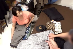 レンタルおばさんの五十路人妻を口説き落とす–柔らかいGカップ垂れ乳を揉みまくる